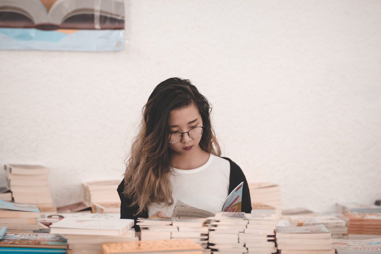 大爷的善举，让座给地铁上站着学习的女孩